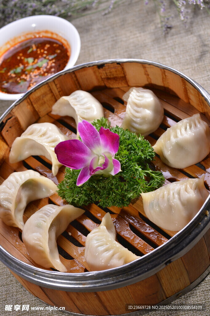 精致蒸饺配花饰
