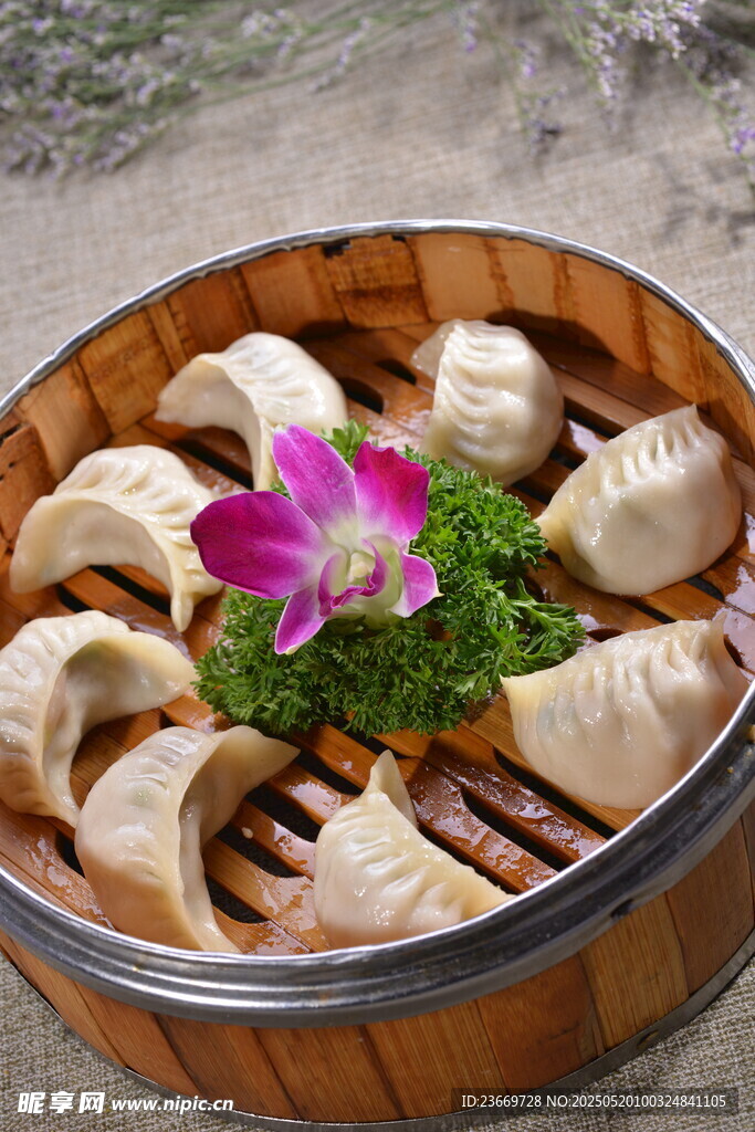 竹笼蒸饺配花饰
