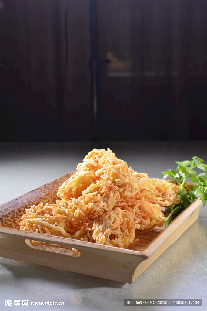 美味炸物摆于木盘