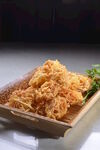 香脆炸物摆于木盘上