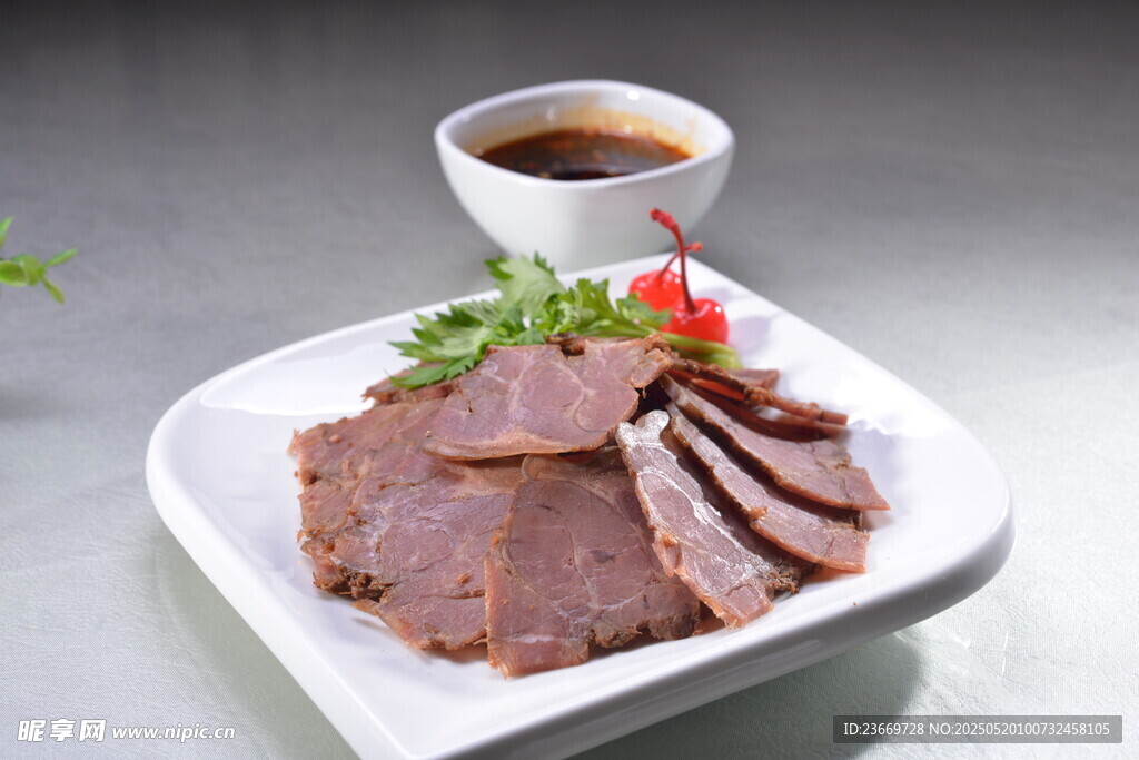 酱牛肉配蘸料摆盘精致
