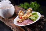 海鲜拼盘配多样食材