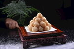 传统美味麻团摆于木盘上