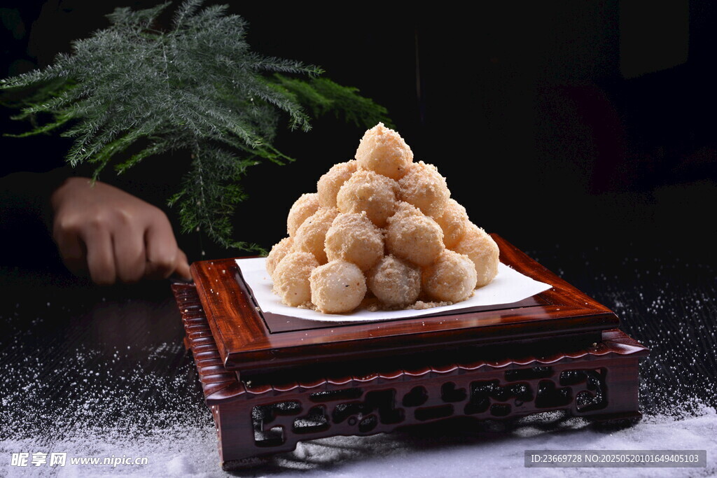 传统美味麻团摆于木盘上