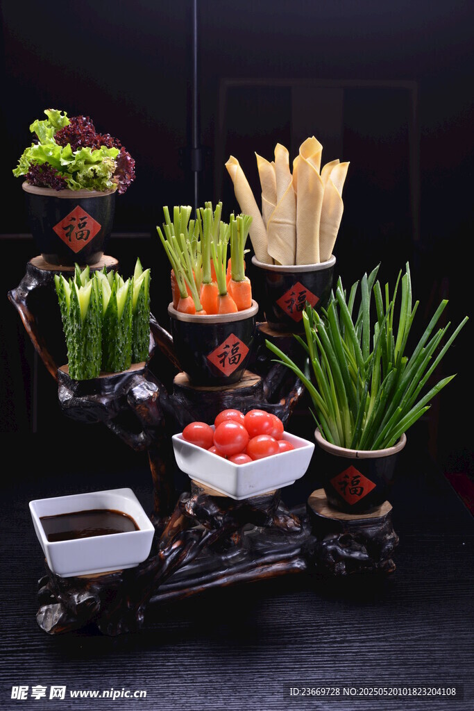 精致火锅食材拼盘展示