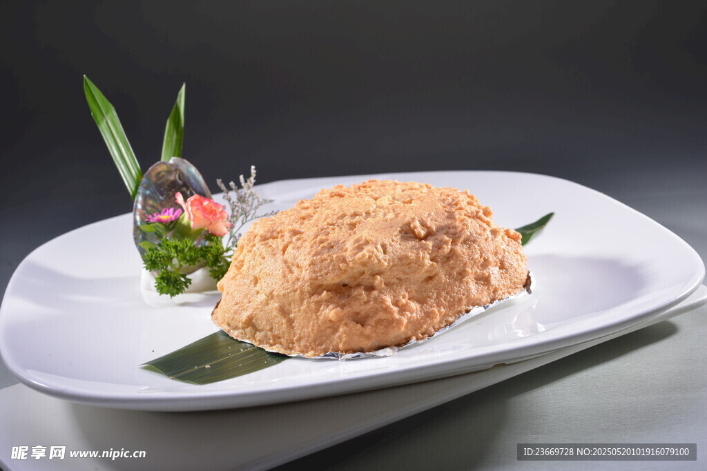 美味蟹肉饼摆放在盘中