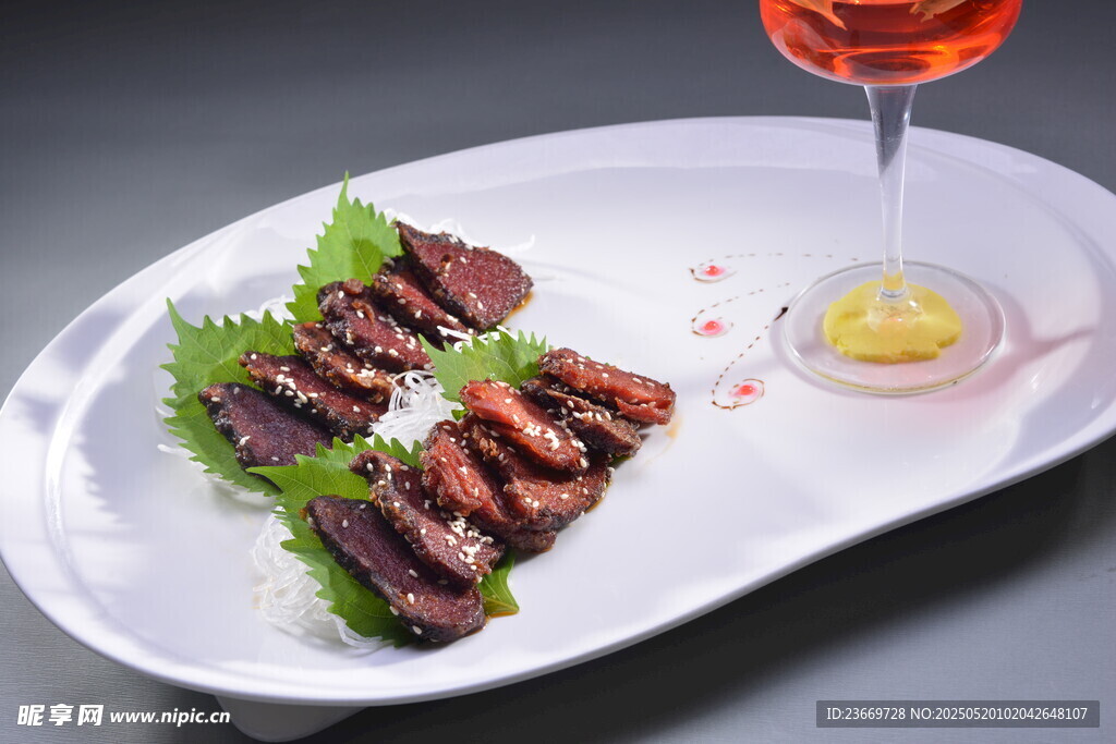 精致摆盘的美味烤肉