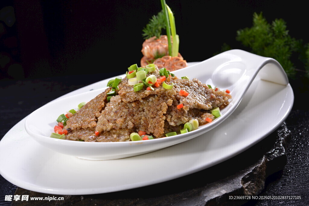 美味肉末菜肴摆盘精致