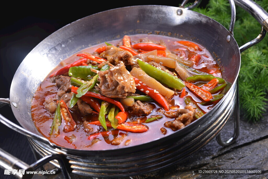 香辣干锅食材丰富诱人