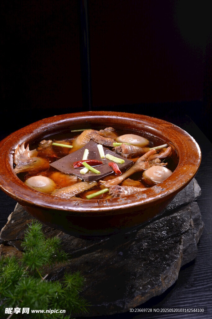 石上陶锅煮美味食材