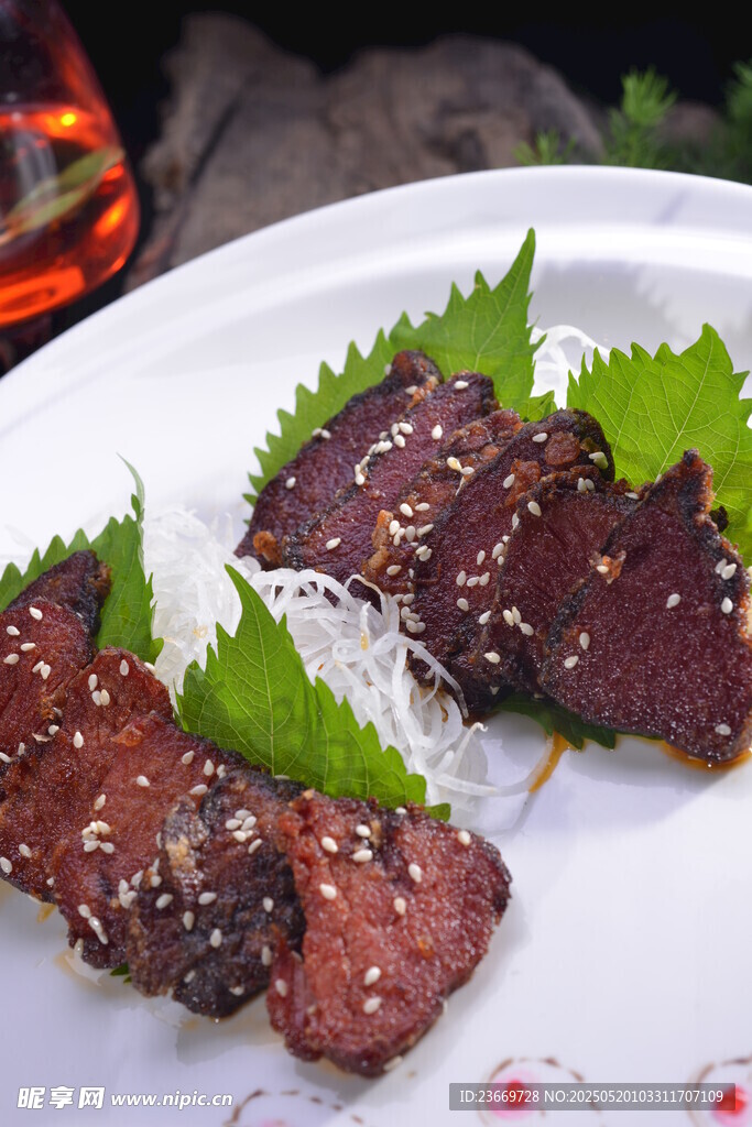 香煎牛肉配绿叶装饰
