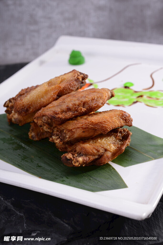 香酥炸鸡翅摆于绿叶上