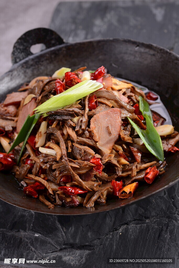 香辣干锅牛肉茶树菇