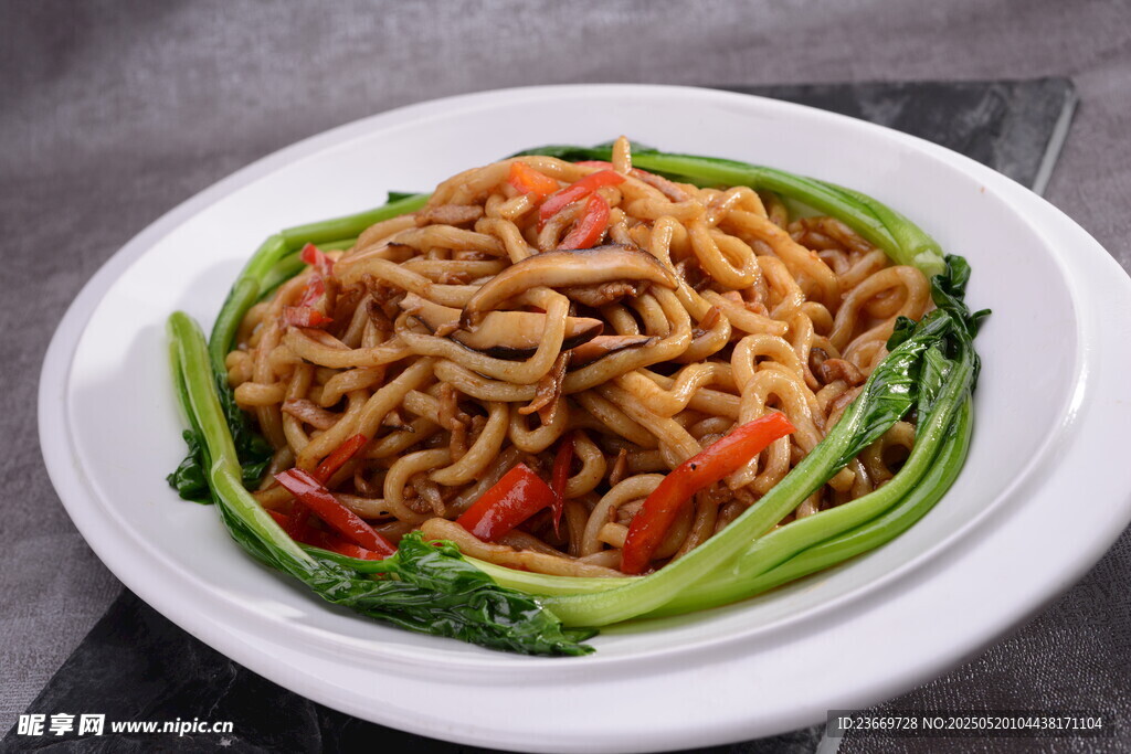 美味炒面配青菜