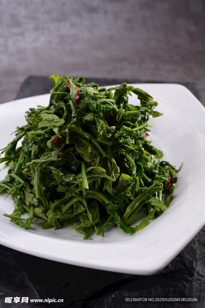 清炒野菜摆于白盘