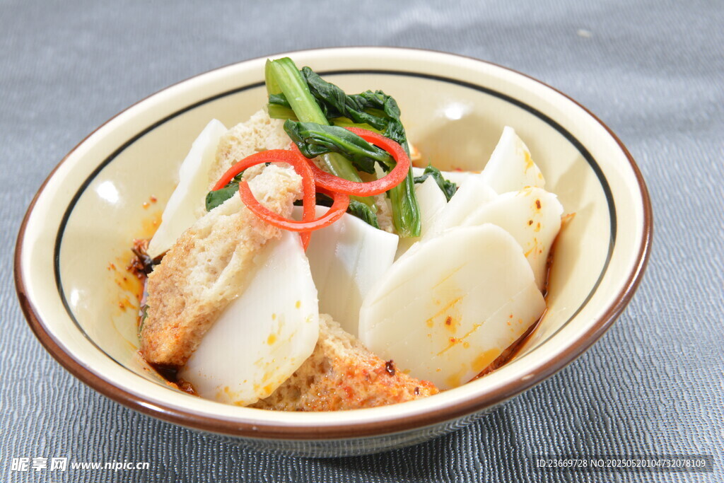 美味年糕汤配青菜肉片