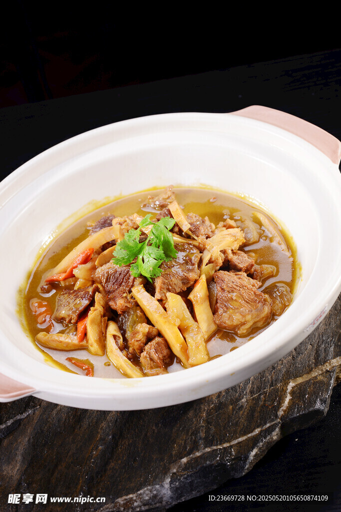 美味牛肉笋丝煲