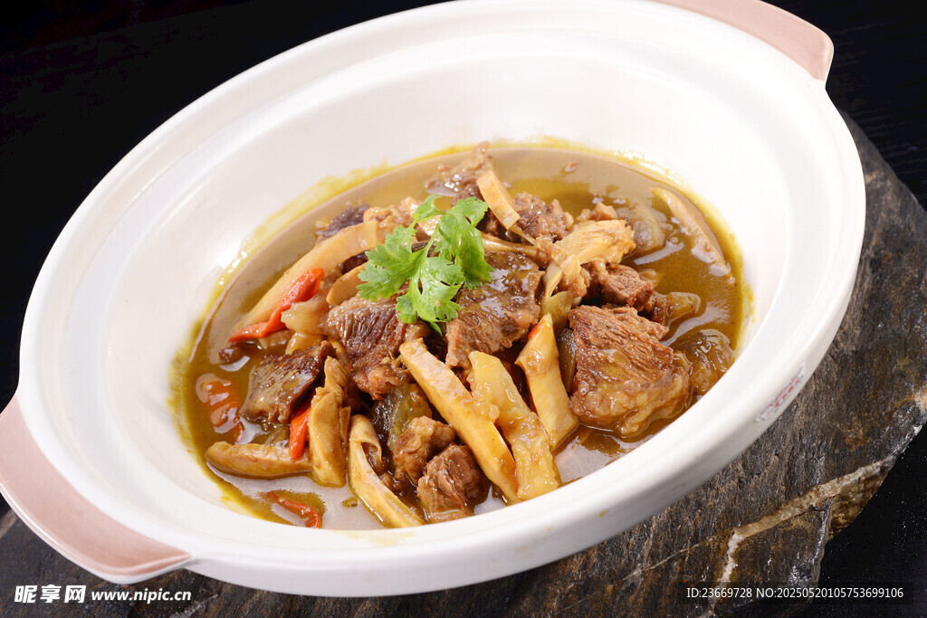 砂锅牛肉煲 美味诱人