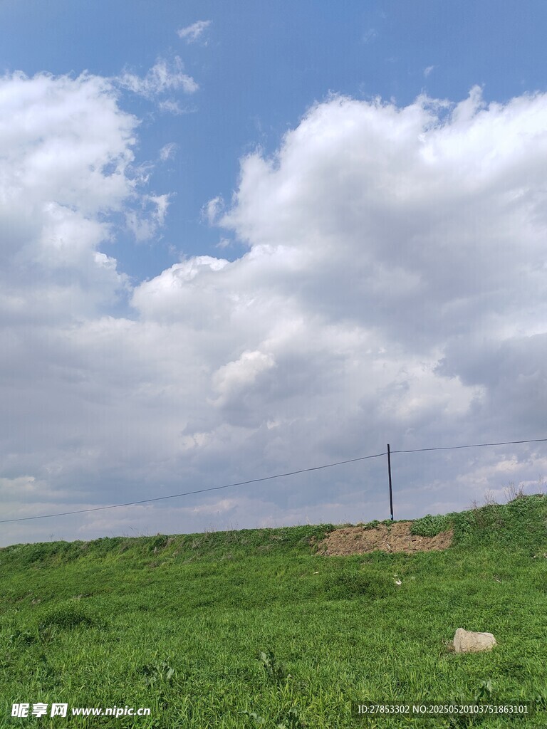 广袤草原上的蓝天白云