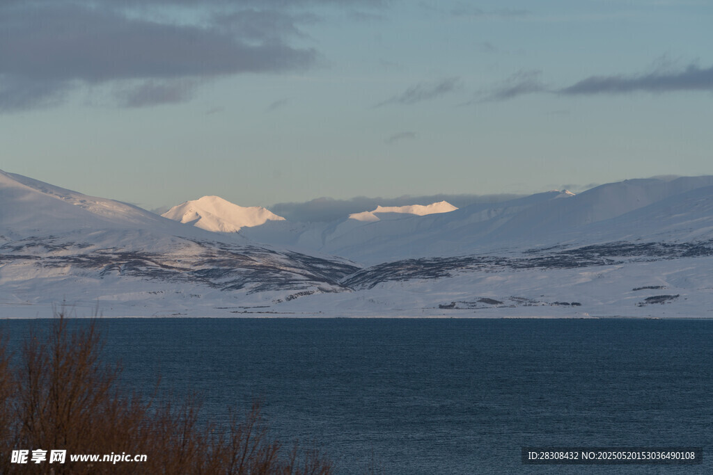 湖畔雪山美景