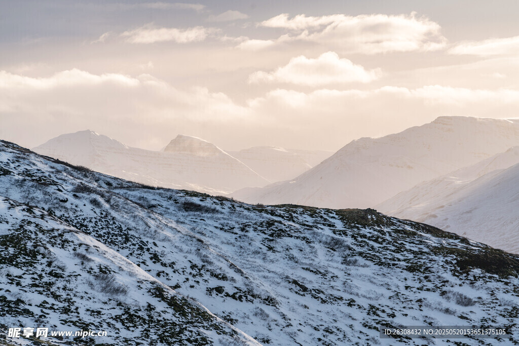 雪覆山峦的壮丽自然景观