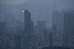 雾中都市高楼景观