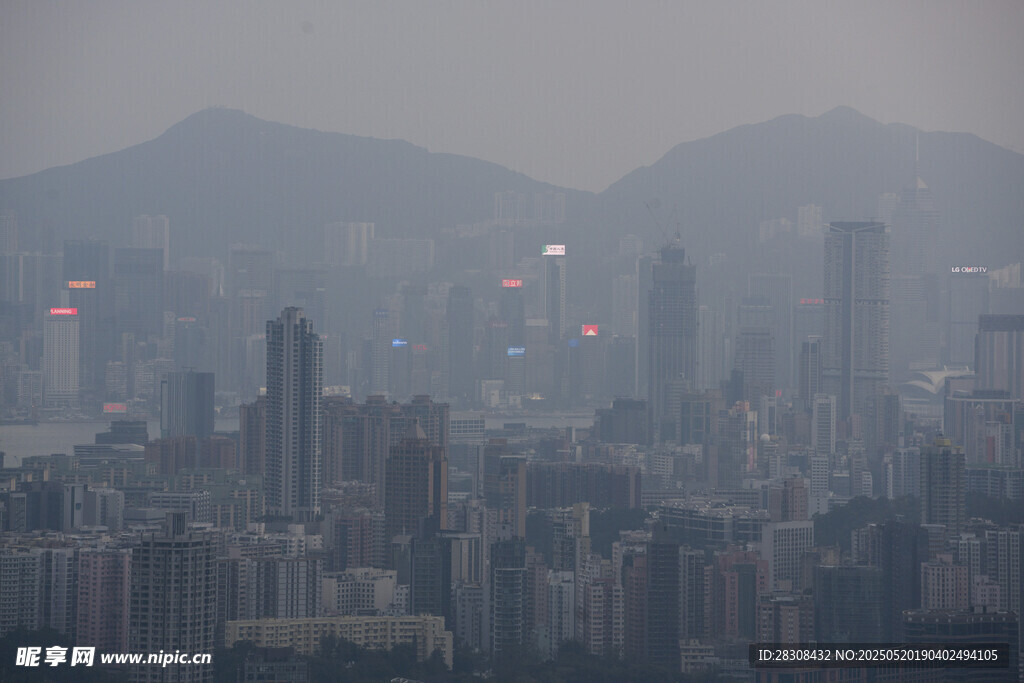 雾中都市建筑群景观