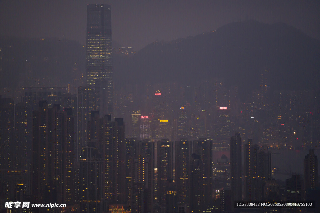 夜幕下的繁华都市景观