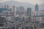 都市高楼与远山景观