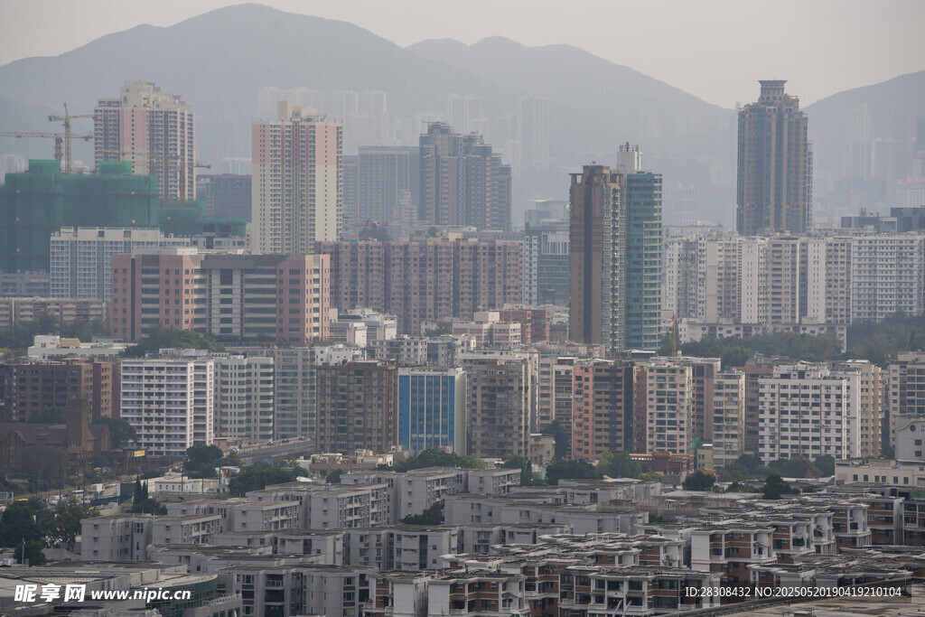 都市高楼与远山景观