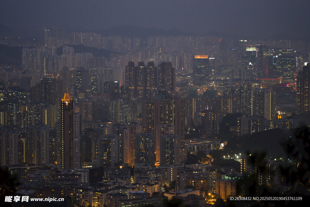 夜幕下的繁华都市景观