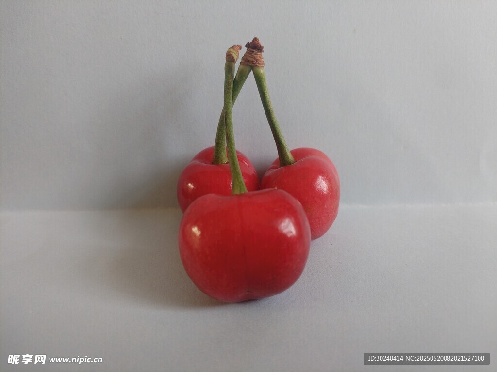 三颗鲜红饱满的樱桃
