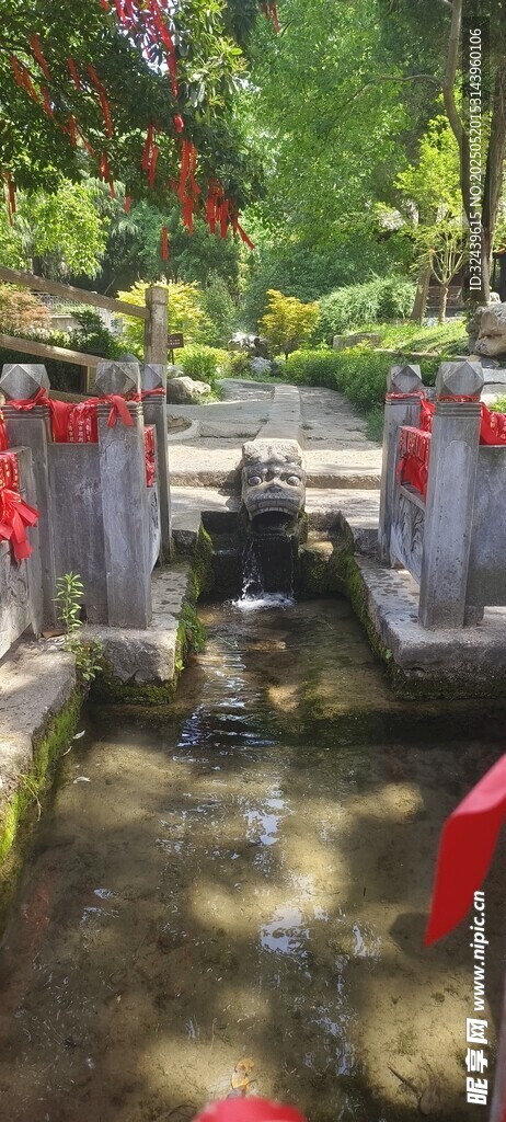 日式庭院中的潺潺流水