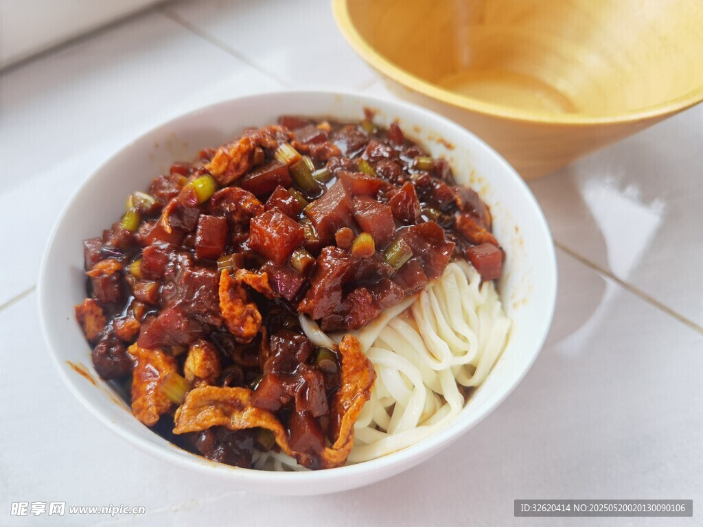 炸酱面 卤肉面
