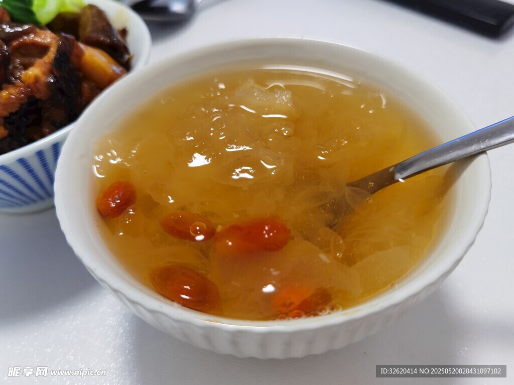 枸杞银耳羹