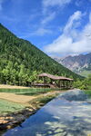 山间湖畔美景
