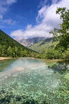 清澈山间溪流美景