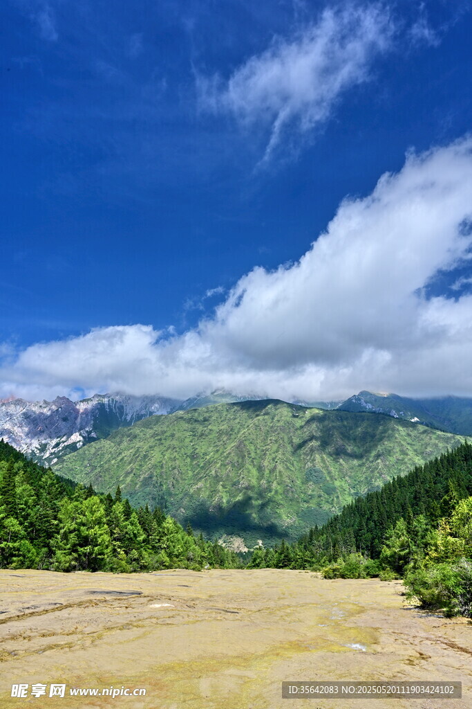 山间美景 蓝天白云绿地
