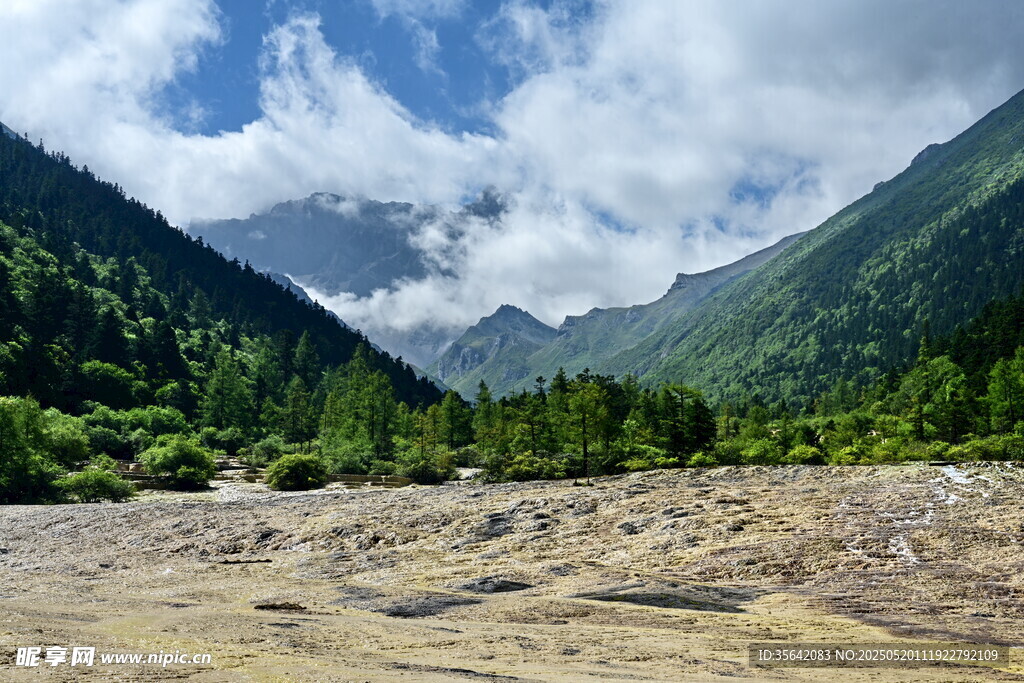 山间开阔美景