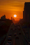 夕阳下城市道路车流景观