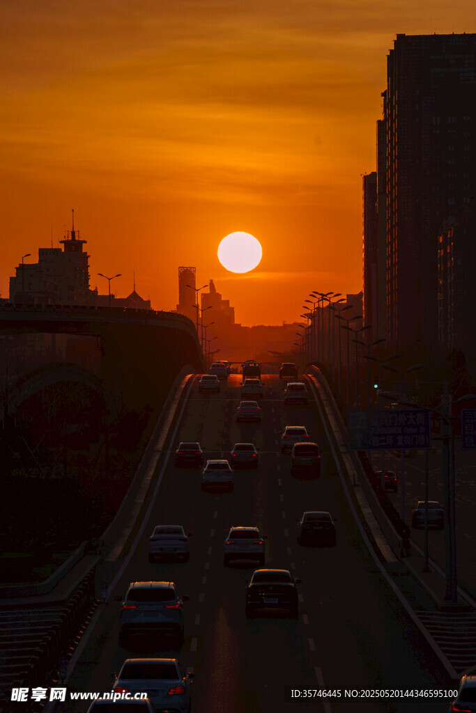 夕阳下城市道路车流景观