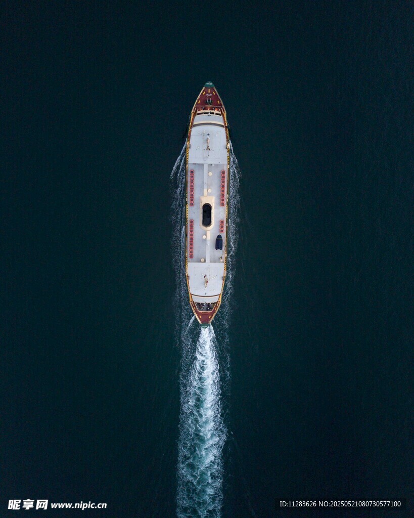 空中俯瞰疾驰的海上快艇