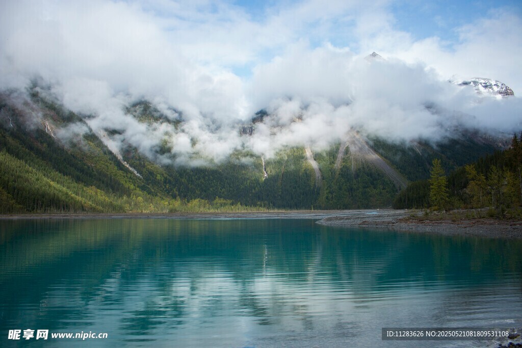高山蓝湖美景