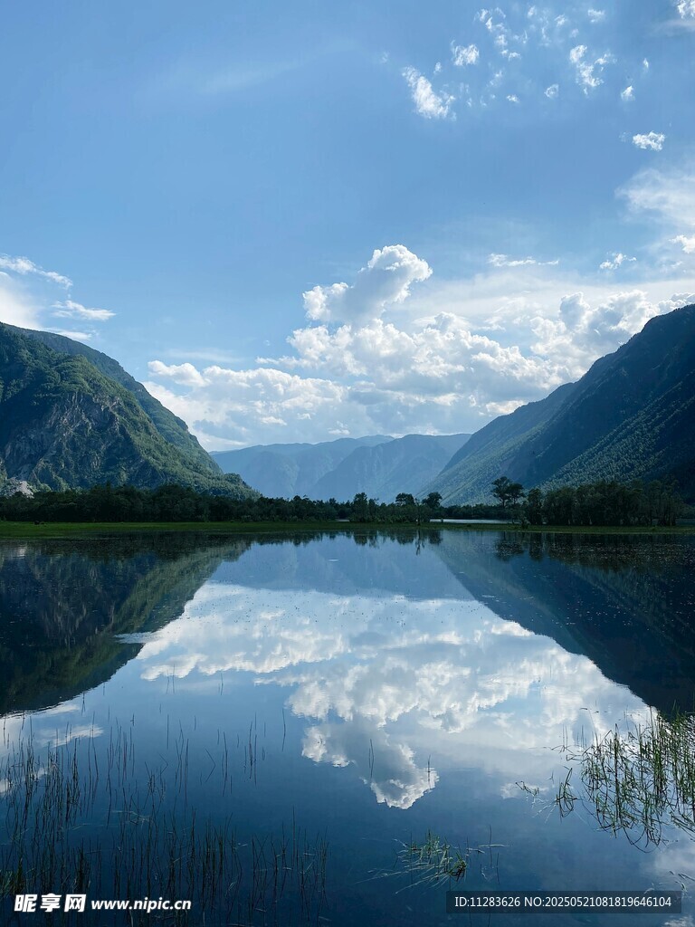 宁静山水倒影如画美景