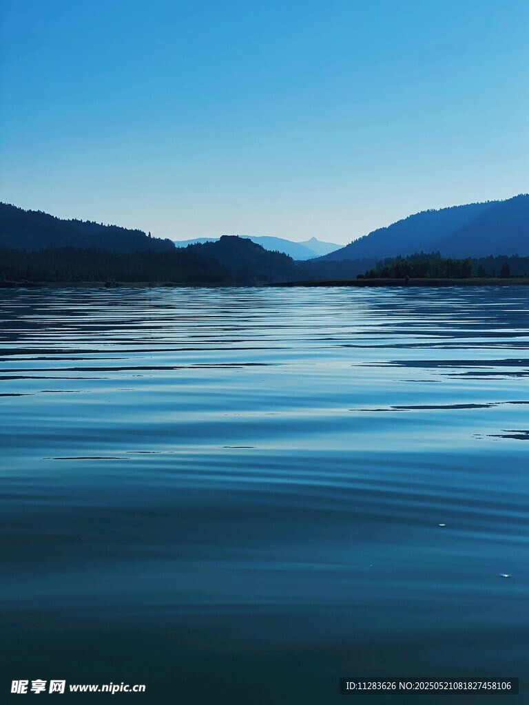 宁静湖面与远处山峦景色