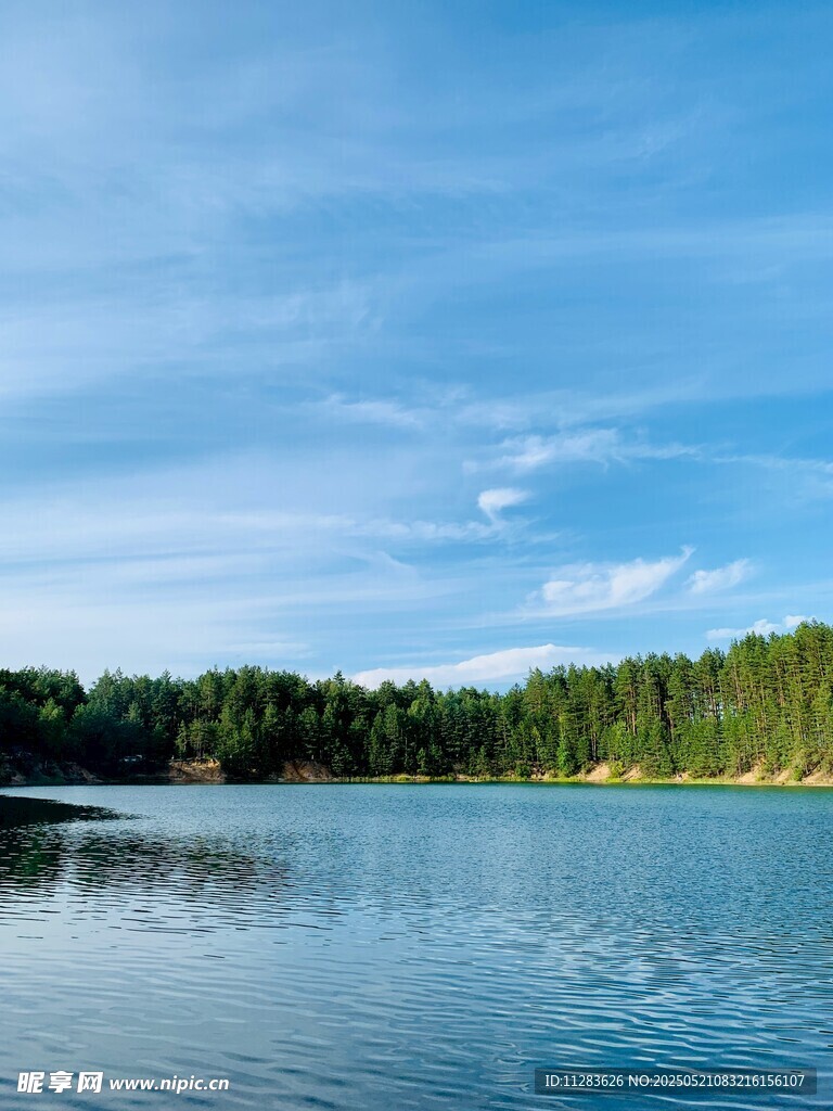 宁静湖畔风光