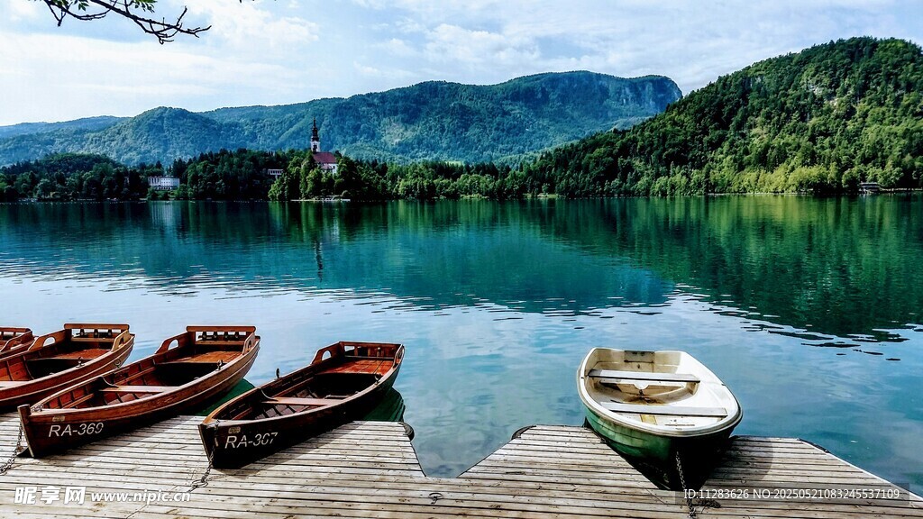 湖畔停泊的小船与山水美景