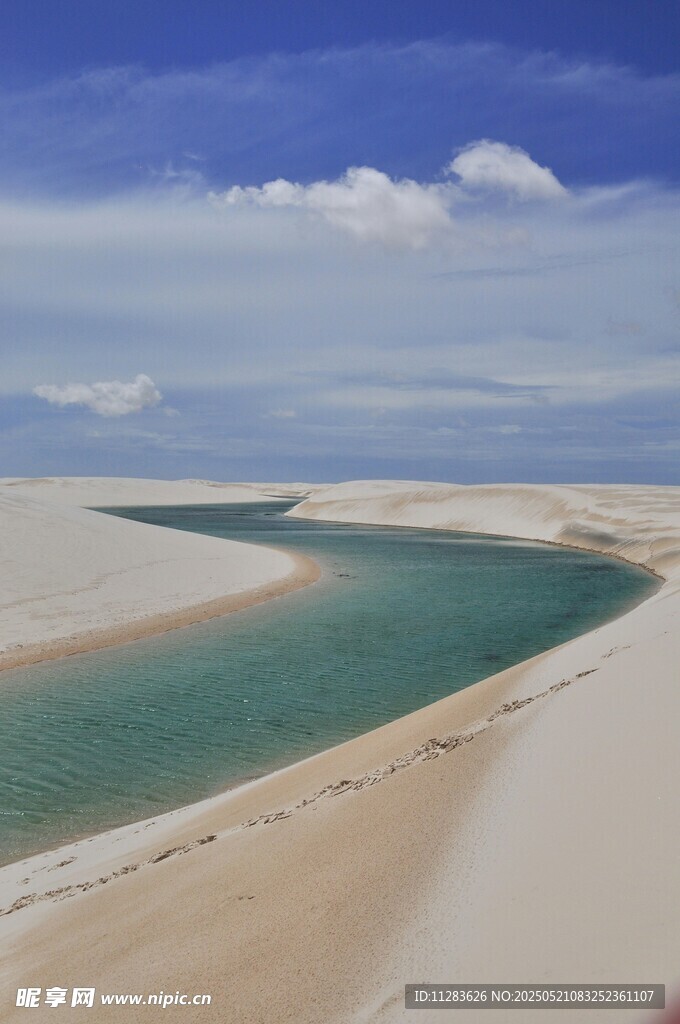 沙漠中的碧绿河流景观