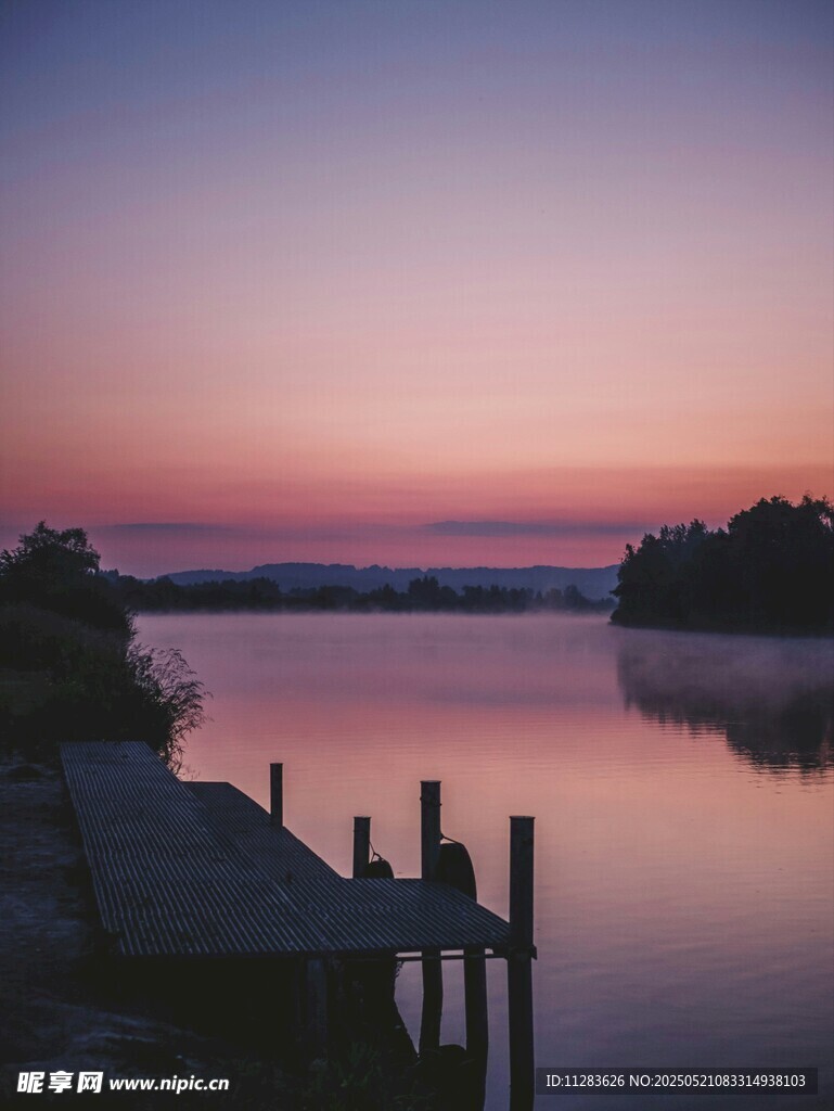 湖畔黄昏美景
