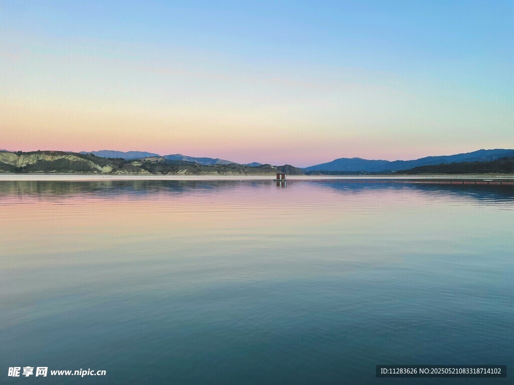 宁静湖面的美丽黄昏景色